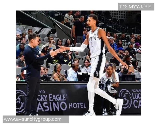 汤爹盛赞联盟顶尖防守球员文班亚马丹尼尔斯与卡马拉的卓越表现